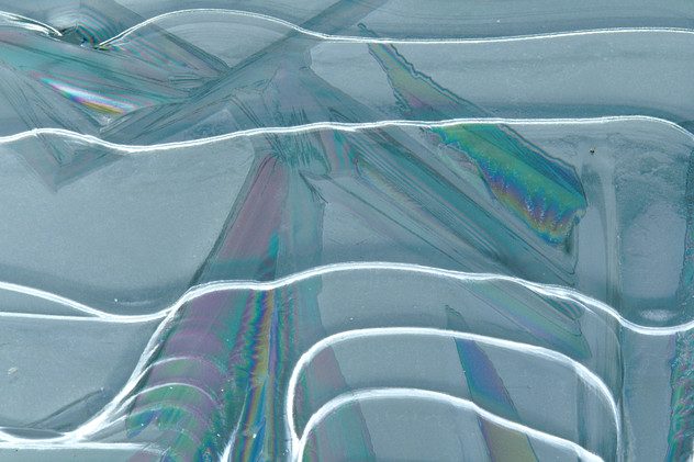Eis, mit einem Zirkular-Polfiter fotografiert