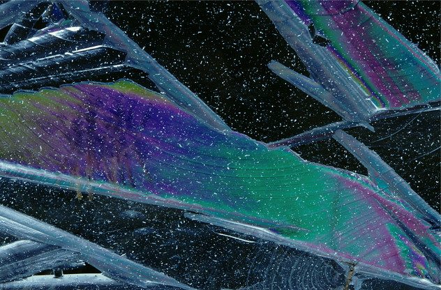Eis, mit einem Zirkular-Polfiter fotografiert