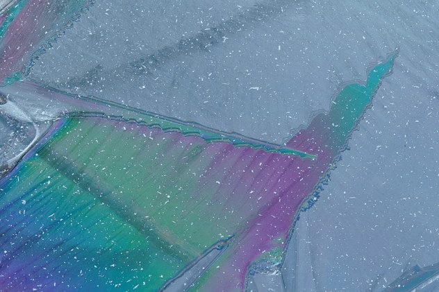 Eis, mit einem Zirkular-Polfiter fotografiert