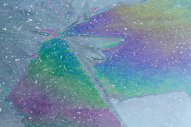 Eis, mit einem Zirkular-Polfiter fotografiert