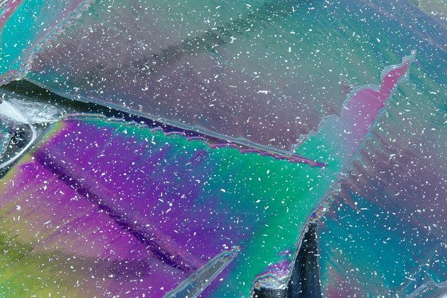 Eis, mit einem Zirkular-Polfiter fotografiert