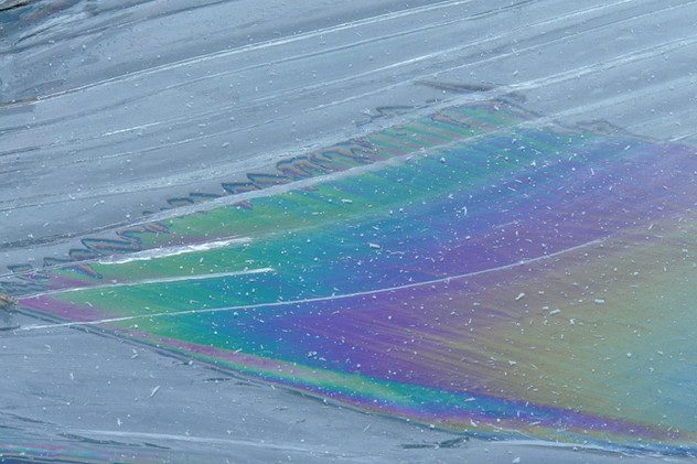 Eis, mit einem Zirkular-Polfiter fotografiert