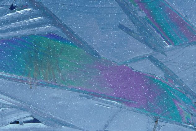 Eis, mit einem Zirkular-Polfiter fotografiert